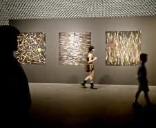 Mostra "Technological Dances", da artista Alice Anderson, fica em cartaz até domingo no MON