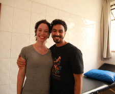 Preparação de atletas: trabalho de fisioterapia é apoio precioso para performance de bailarinos do Teatro Guaíra