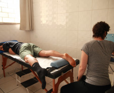 Preparação de atletas: trabalho de fisioterapia é apoio precioso para performance de bailarinos do Teatro Guaíra