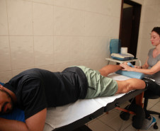Preparação de atletas: trabalho de fisioterapia é apoio precioso para performance de bailarinos do Teatro Guaíra