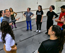 Teatro Guaíra oferece curso gratuito de técnicas corporais para artistas do movimento