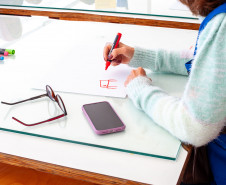 MON promove oficina especial com tintas naturais para o público 60+