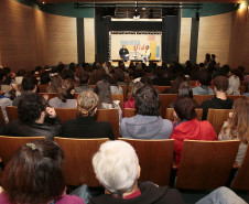 Agenda cultural tem mostra no MUPA, festival folclórico no Guaíra, Rogério Dias no Alfredo Andersen