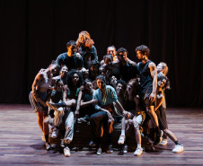 Balé Teatro Guaíra estreia espetáculo que une memória, coletividade e dança contemporâneaBalé Teatro Guaíra estreia espetáculo que une memória, coletividade e dança contemporânea