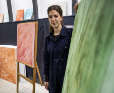 Residente do Museu Casa Alfredo Andersen, Aline Bittar Künzel recebe o público