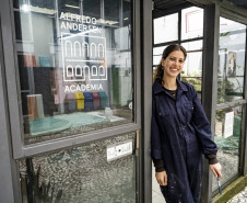 Residente do Museu Casa Alfredo Andersen, Aline Bittar Künzel recebe o público