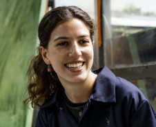 Residente do Museu Casa Alfredo Andersen, Aline Bittar Künzel recebe o público