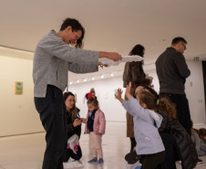 MON promove atividade sobre a obra de Chiharu Shiota para bebês de 2 a 3 anos