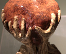 Museu Alfredo Andersen inaugura exposição de cerâmica artística voltada ao folclore e contos da infância