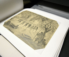 Desenho de Kozák que representa o ritual de passagem dos meninos xetá para a fase adulta. Durante a cerimônia, os meninos tinham o lábio inferior furado onde era inserido um adorno de resina vegetal. A aldeia celebrava com bebida fermentada de frutas silvestres e cânticos em homenagem a espíritos representados por pássaros. 