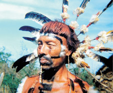 Chefe bororo Okebaka adornado para o ritual funerário bororo. Aldeia Bayamoga, rio São Lourenço, Mato Grosso, 1956-1957.

