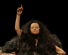 A atriz Nena Inoue durante a peça "Para Não Morrer"