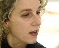 A artista Juliana Stein autora do livro "Não está claro até que a noite caia".