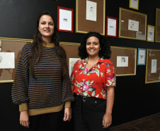 Exposição "Voz", no CJAP, apresenta obras de crianças e adolescentes atendidas pelo projeto "Transforme Sorrisos"; na foto as idealizadoras Ana Nísio e Isadora Macedo. 