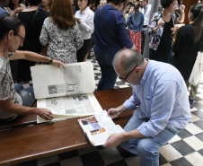Mostra conta com uma Praça de Leitura no hall, com textos da crítica Adalice Araújo. 