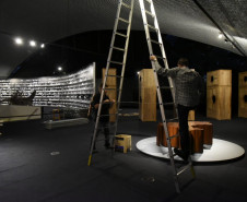 Imagens da montagem da exposição no MON, que  traz 40 obras monumentais do artista chinês Ai Weiwei.