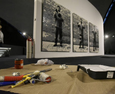 Imagens da montagem da exposição no MON, que  traz 40 obras monumentais do artista chinês Ai Weiwei.