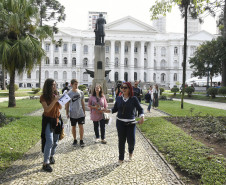 Passeio guiado pela exposição "Revisitando Curitiba" passa por locais históricos do centro da cidade. 