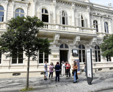 Passeio guiado pela exposição "Revisitando Curitiba" começa na sede do MIS-PR. 