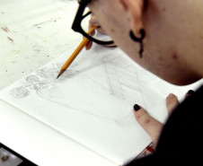 O aluno Gabriel Pelicioli, 18 anos, também é estudante de arquitetura e um dos alunos da oficina. 