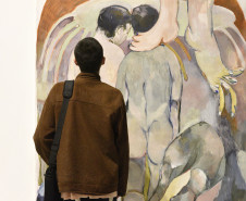 "Estamos Aqui" reúne obras de 15 artistas mulheres. 