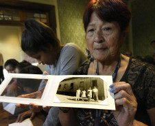 Maria Rosa Brasil Tiguá se reconheceu em uma foto feita por Kozák entre 1955-1956. Na foto, ela é a segunda criança, da esquerda para direita.