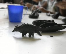 Escultura em argila imitando bichos feitas durante oficina de modelagem promovida pelo setor de Arqueologia durante encontro dos Xetá no Museu Paranaense.