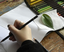 Plantas naturais são usadas para realizar os desenhos. 