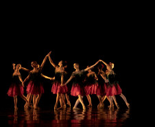 Cia. Jovem da Escola de Dança Teatro Guaíra participa de mostras de dança.