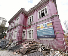 Prédio do MAC-PR, no centro de Curitiba, está com reforma em andamento. 