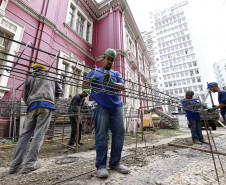 Prédio do MAC-PR, no centro de Curitiba, está com reforma em andamento. 