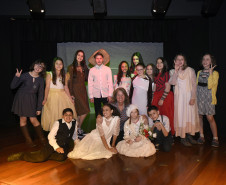 Os alunos de 8 a 14 anos do curso de teatro com a professora Magda Salete Sella