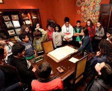 Sandra Gutierrez, do Setor Educativo, orienta estudantes durante visita mediada pelo Museu Paranaense