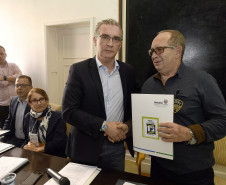 O secretário da Comunicação e da Cultura, Hudson José, entrega anteprojeto de lei que institui o Sistema Estadual de Cultura do Paraná ao deputado estadual Rubens Recalcatti, presidente da Comissão de Cultura da ALEP.