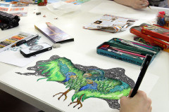 Os desenhos devem ser criados de próprio punho em técnica livre, como grafite, lápis de cor, lápis aquarelado, aquarela, giz de cera, giz pastel, canetas hidrográficas, entre outros.