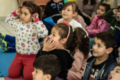 A narradora Moira Albuquerque conta histórias para as crianças do CMEI Irmã Dorothy Stang