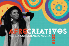 A curitibana, trancista, assistente social e criadora da Deby Tranças, Débora Pereira. Projeto gráfico: Área de Design SECC. Foto: Kraw Penas/SECC