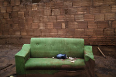 A exposição Mariana, com fotos de Christian Cravo e curadoria de Adriana Cravo, apresenta 26 fotografias impressas em fine art que retratam as memórias humanas de uma das maiores tragédias ambientais do país: o rompimento da barragem de Fundão, que vitimou fatalmente 19 pessoas e desabrigou centenas de famílias em Mariana (Minas Gerais), em 2015.