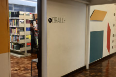 Seção Braille da Biblioteca Pública fica mais acessível após reformulação