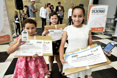 Os vencedores da Categoria Infantil recebem certificado, troféu e premiação. Da esquerda para a direita, Manuela Linck Rauber, Miguel Taborda Ribas Leocardio e Kathellen Juliane Gonçalves da Silva. Curitiba, 12 de novembro de 2019. Foto: Kraw Penas/SECC