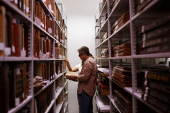 O artista Paulo Vivacqua pesquisa o acervo do Museu Paranaense para elaborar obra especialmente para a exposição "Ephemera/Perpétua". Foto Mariana Alves.