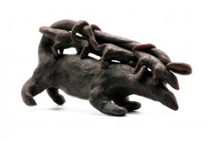 Kadjaj (Gambá com filhotes). Escultura em cerume de abelha. Etnia Xetá - Paraná/Brasil.Década de 1950. Coleção Vladimir Kozák. Foto Amanda Sanches/MUPA.