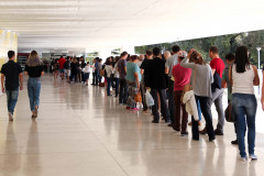 Público forma fila na entrada do Museu Oscar Niemeyer. Foto Maíta Franco.