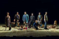 Elenco do espetáculo "Todo mundo!" do Teatro de Comédia do Paraná (TCP). Foto Maringas Maciel/CCTG