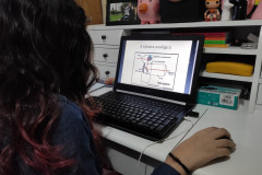 A estudante do curso de Fotografia do CJAP, Laura Pacheco, estuda o conteúdo enviado em seu computador. Foto Priscila Pacheco.