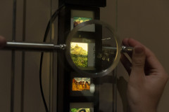 Diapositivos kodachrome de Vladimir Kozák na exposição Ephemera/Perpétua. Foto Ingrid Schmaedecke/MUPA