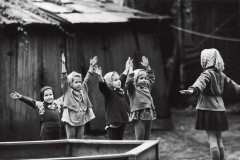 O Museu Oscar Niemeyer (MON) inaugura uma nova exposição virtual no Google Arts & Culture neste 1º de maio. “Antanas Sutkus: Um Olhar Livre” reúne imagens feitas pelo fotógrafo lituano, um dos mais expressivos em âmbito mundial. Agora são nove mostras do MON disponíveis na plataforma.
