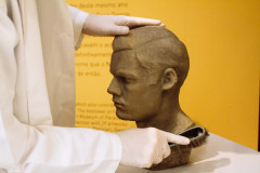 Trabalho de conservação das obras do MON segue intenso durante a quarentena. Foto Marcio Pimenta