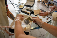 Equipe de conservadoras entrega documentos de Alfredo Andersen para o Museu