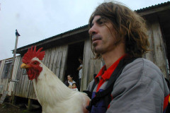 Marcio Ramalho e seu galo adotado em Faxinal